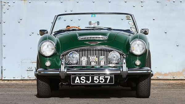 Средна стойност днес: 27 000 до 105 000 евро

Austin-Healey 3000 е типичен британски спортен автомобил, почитан от няколко поколения, откакто за първи път влиза в производство през 1959-а. Един от най-популярните големи модели се прави до 1967 година, с четири основни моделни вариации през това време.

Austin-Healey 3000 не само спечели сърцата със своя роудстър характер и чар, но също така се представи добре на някои от големите състезателни писти, включително Льо Ман и Себринг. 
Във Великобритания има много клубове на собствениците и събития. Радва се на все повече млади фенове. Красавец!

Джон обяснява, че цените остават непроменени от години: "Реално, отчитайки инфлацията, Austin-Healey 3000 е много по-достъпен, отколкото беше преди няколко години&ldquo;.
